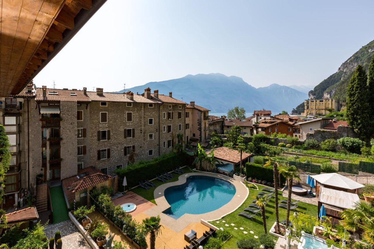 Hotel Canarino Riva del Garda Bagian luar foto